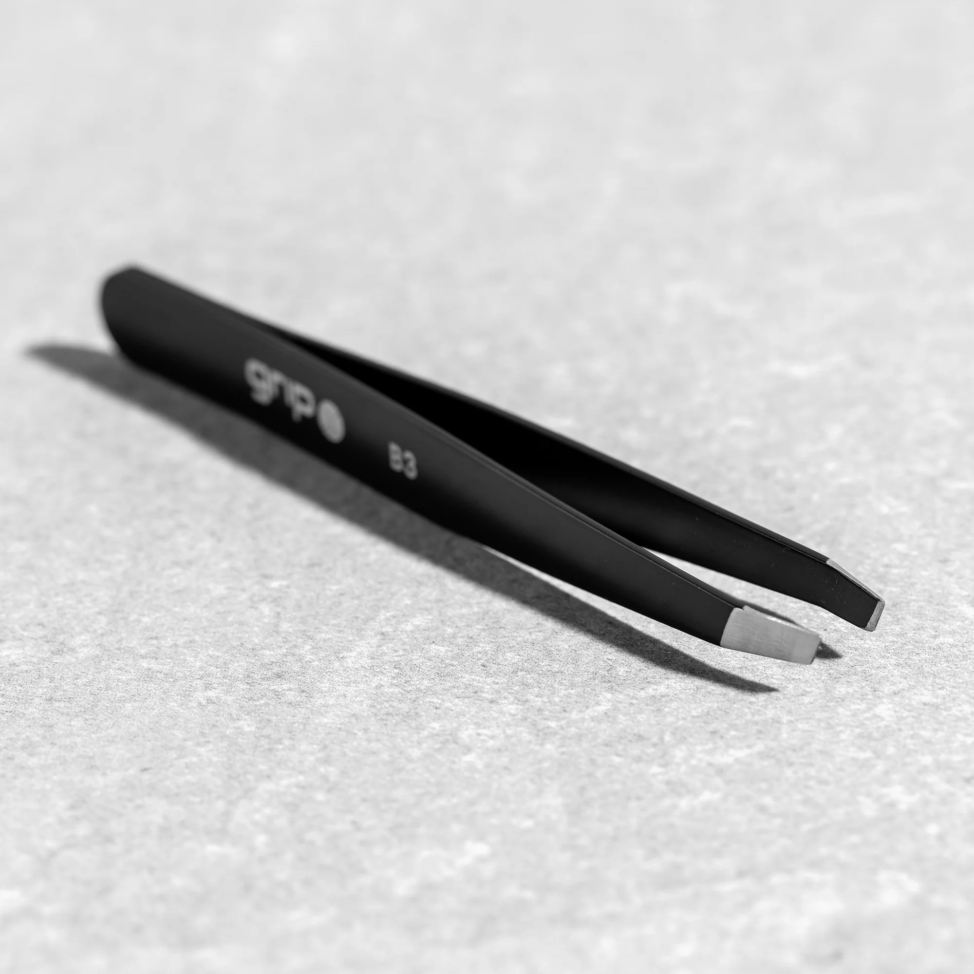 Caronlab Claw Slanted Tip Tweezer - Matte Black - Image 2