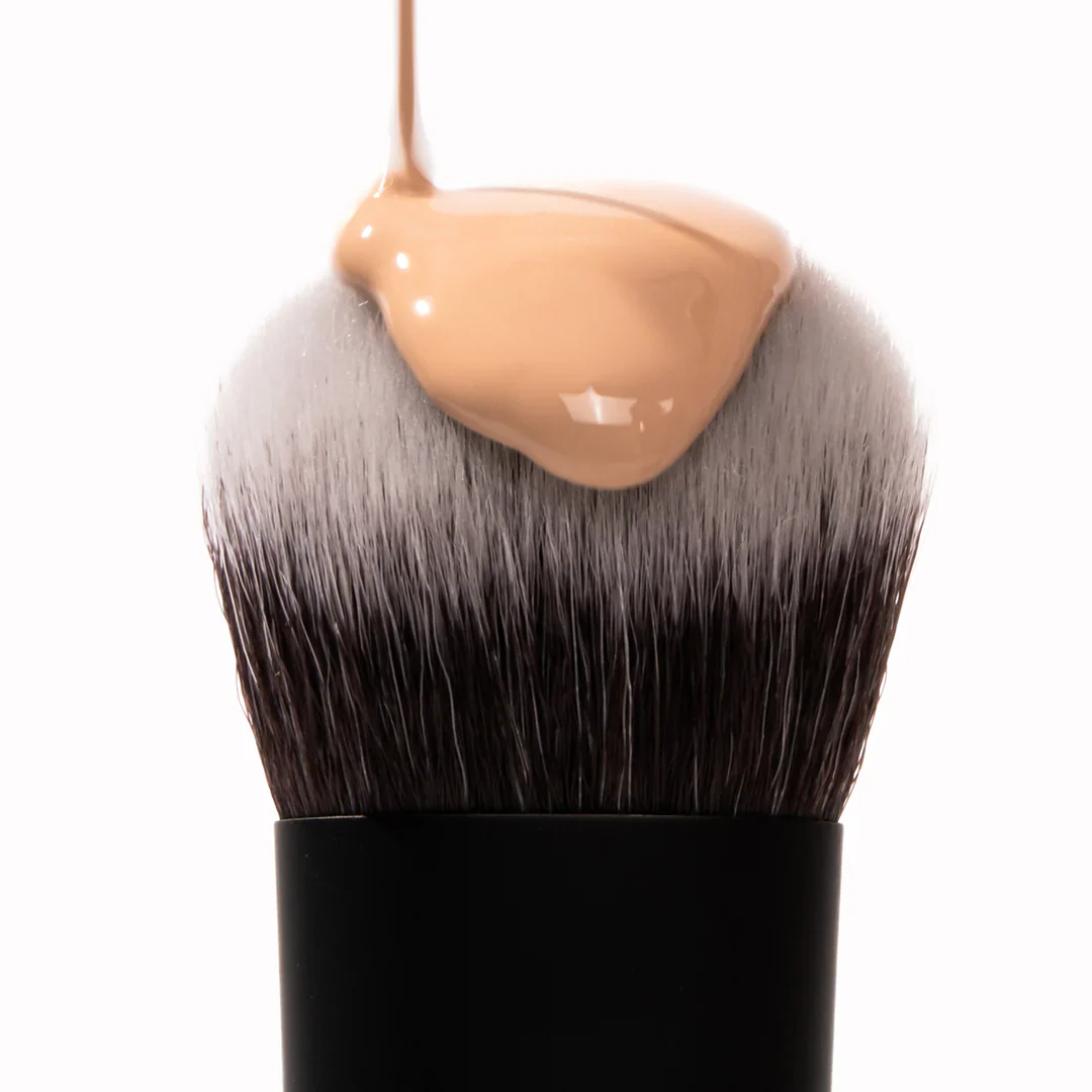 Youngblood YB16 Skin Perfecting Foundation Luxe Brush - Image 3